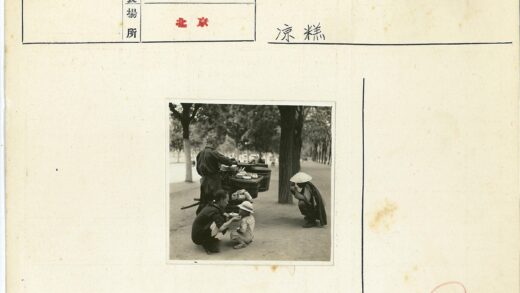公园街头小贩与孩童互动场景.jpg