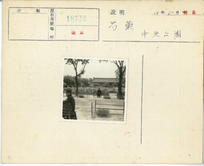公园长椅上的男人与古典建筑.jpg