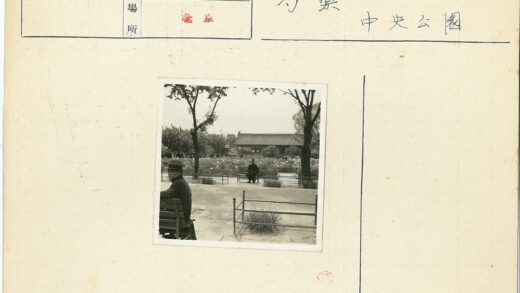 公园长椅上的男人与古典建筑.jpg