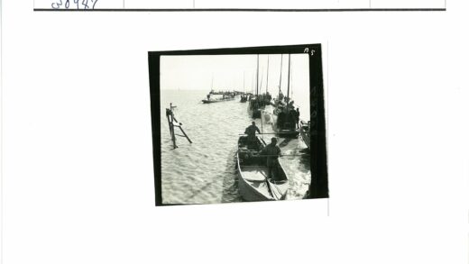 公海帆船航行人群划船.jpg