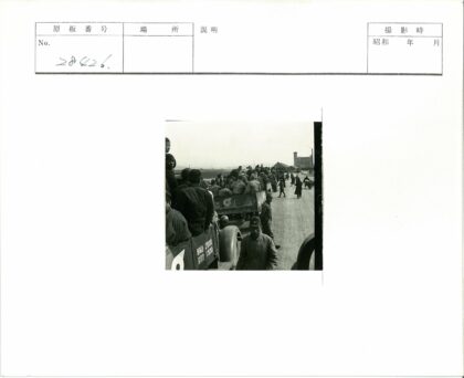 公路上的卡车与行人.jpg