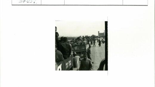公路上的卡车与行人.jpg