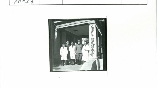 六人合影白大褂军装日文建筑前.jpg