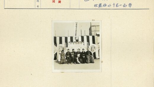 六人合影黑白条纹背景花圈横幅.jpg