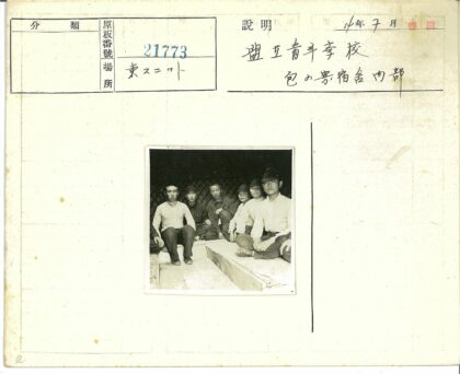 六人合影黑色篱笆背景.jpg