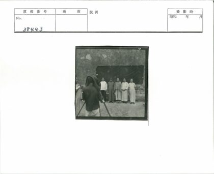 六人砖墙前合影.jpg