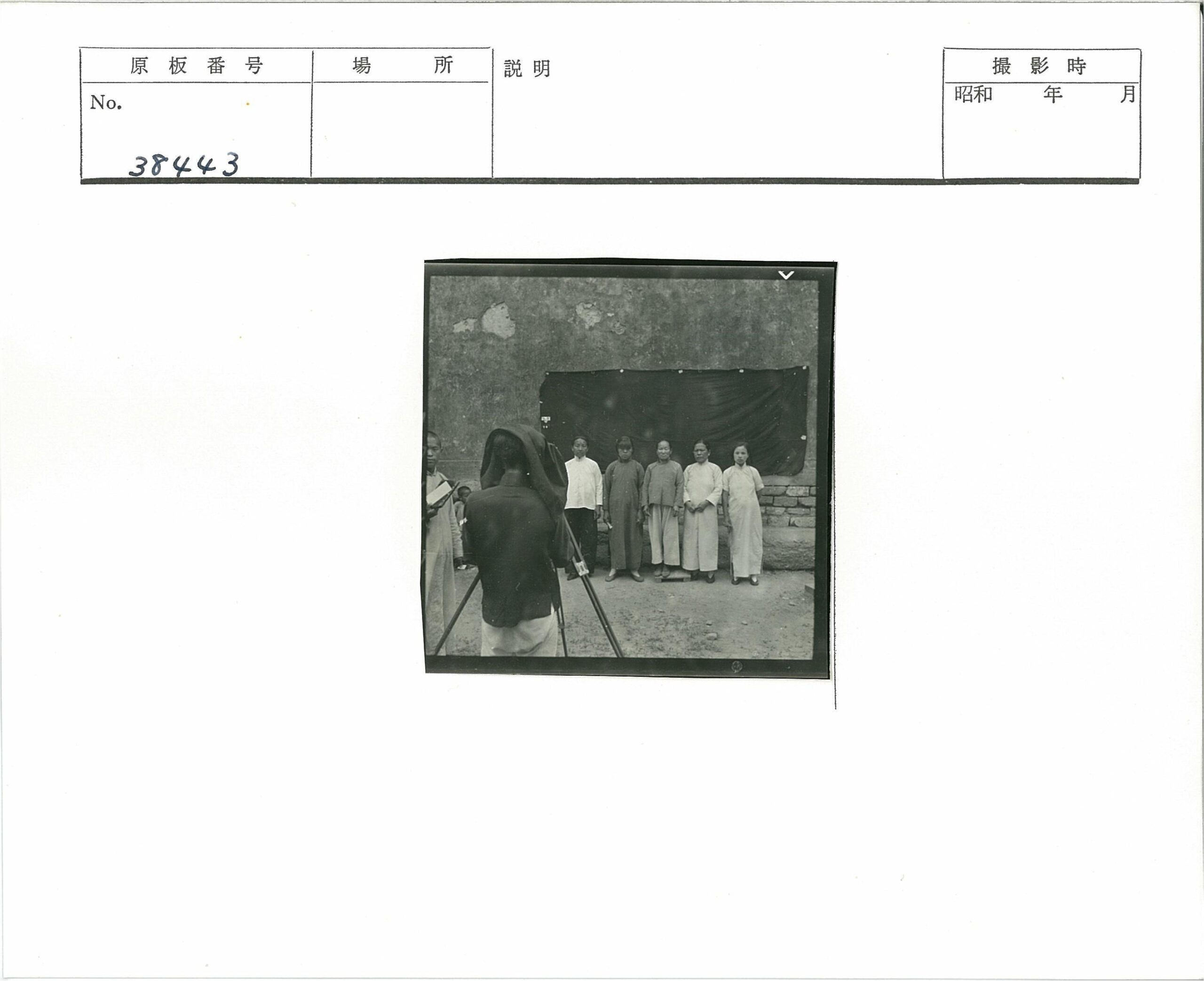 六人砖墙前合影.jpg