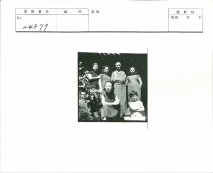 六人花园别墅前合影.jpg