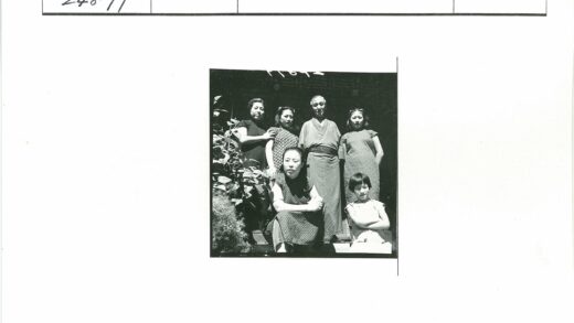 六人花园别墅前合影.jpg