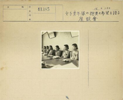 六位女士餐桌聚会.jpg