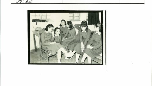 六名制服女子室内合影.jpg