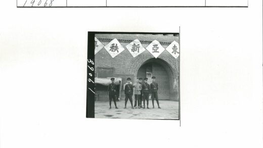 六名制服男子站砖门前.jpg