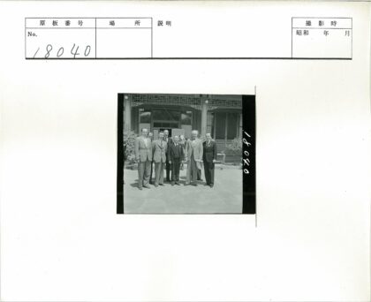 六名男子传统建筑前合影.jpg