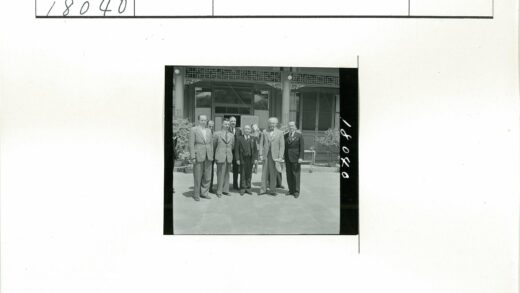 六名男子传统建筑前合影.jpg