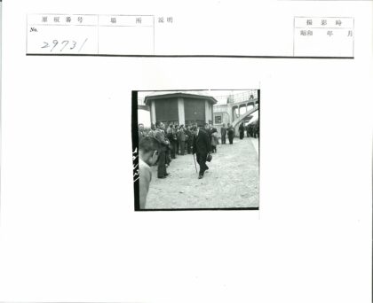 六边形建筑前的西装男士群像.jpg