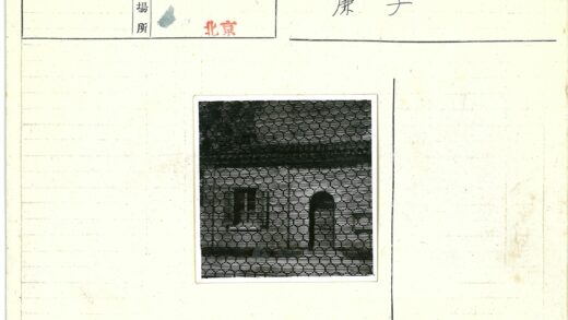 六边形网格遮挡的建筑黑白照.jpg