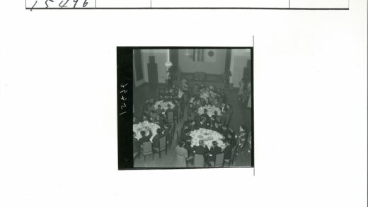 典雅圆桌宴会室内装饰.jpg