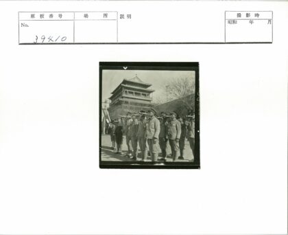 军乐队传统建筑前演奏.jpg