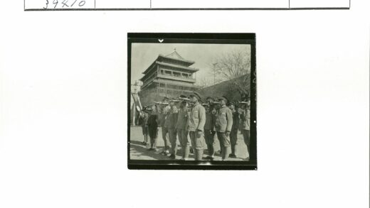 军乐队传统建筑前演奏.jpg