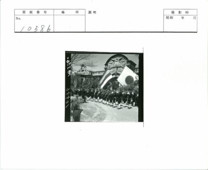 军乐队在雕塑大楼前演奏.jpg