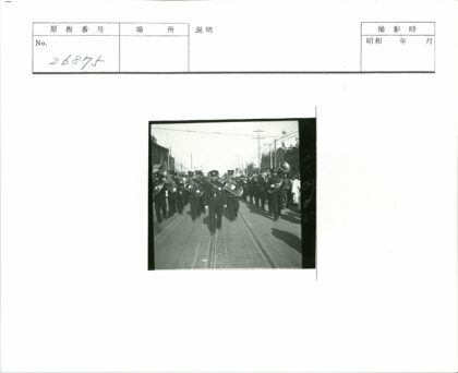 军乐队街头游行历史瞬间.jpg