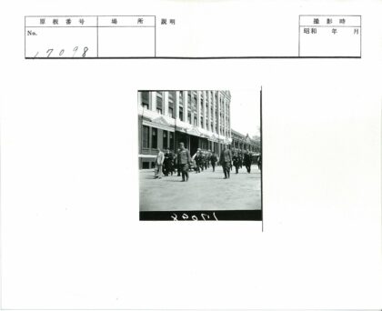 军事人员与宏伟建筑街景.jpg