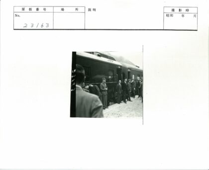 军事人员与平民在沙滩火车旁.jpg