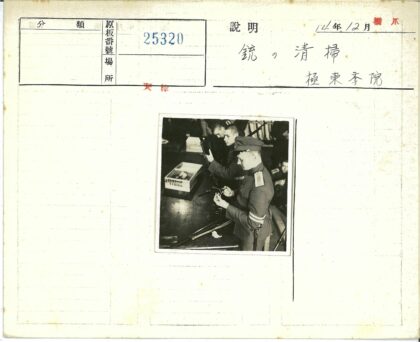 军事人员室内检查清洗枪支.jpg