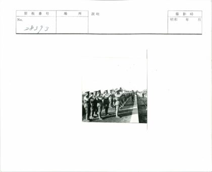 军事人员铁路旁列队.jpg