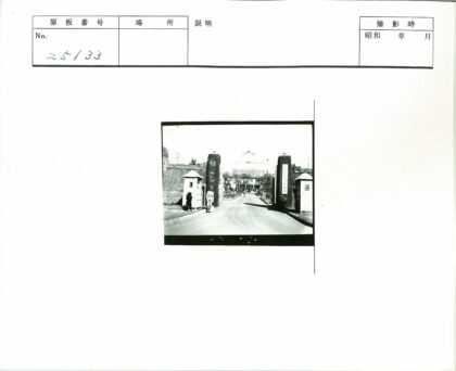 军事单位大门警卫与建筑群景观.jpg
