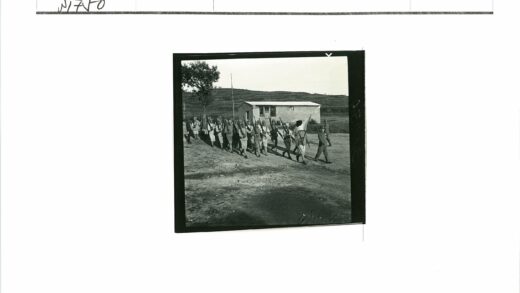 军事小队野外训练行进实拍.jpg