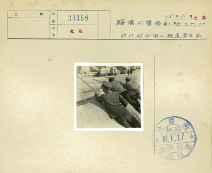 军事训练中的步枪瞄准练习.jpg