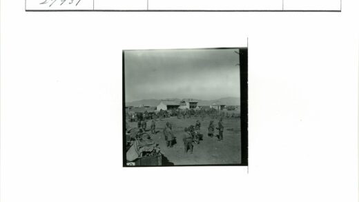 军事集结与山脉背景.jpg