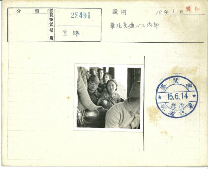 军人与母婴同行的车厢时光.jpg