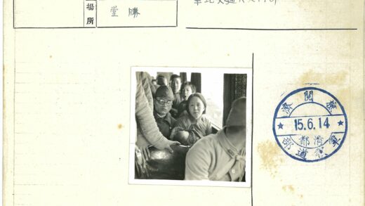 军人与母婴同行的车厢时光.jpg
