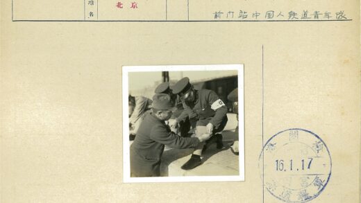 军人互助调整绷带户外场景.jpg