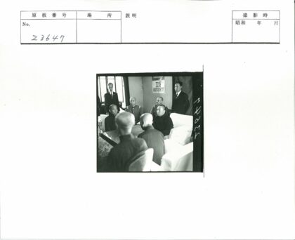 军人传统服装会议室内合影.jpg