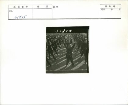 军人列队敬礼历史瞬间.jpg