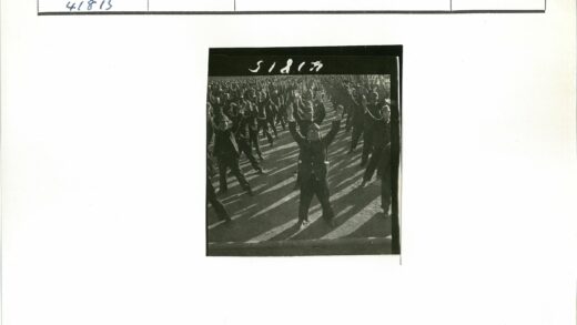 军人列队敬礼历史瞬间.jpg
