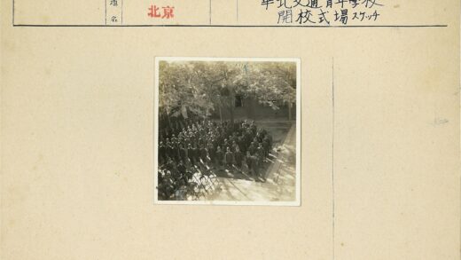 军人列队树荫下建筑背景.jpg