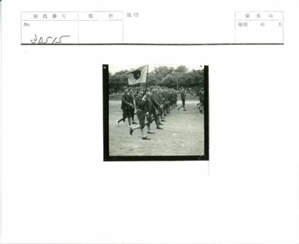 军人列队行进旗帜飘扬.jpg