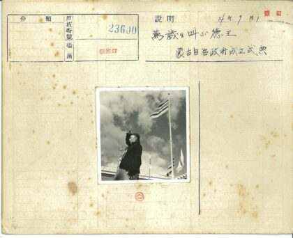 军人向旗帜敬礼多云天空.jpg