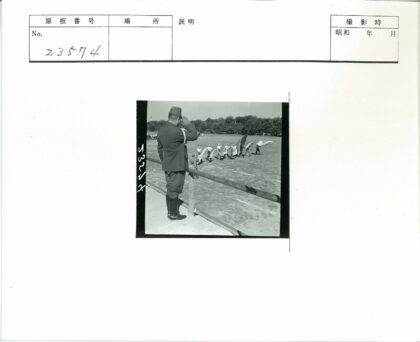 军人向行进旗手敬礼.jpg