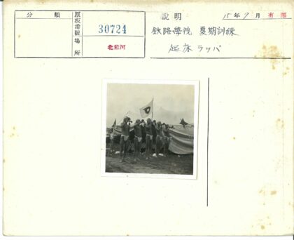 军人吹军号帐篷前合影.jpg