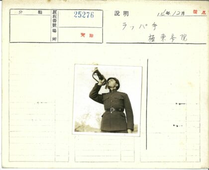 军人吹号户外树林背景.jpg