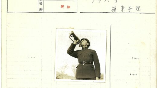 军人吹号户外树林背景.jpg