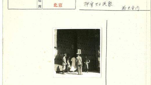 军人守卫黑门前的白衣人.jpg