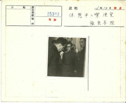 军人室内合影两人抽烟.jpg