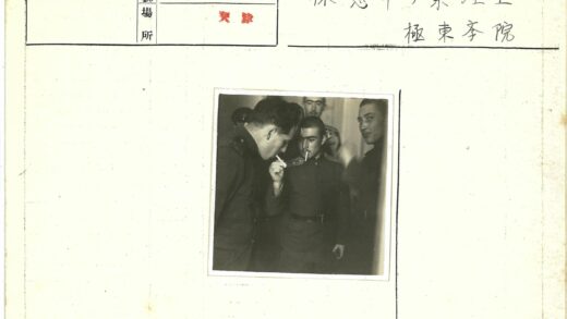 军人室内合影两人抽烟.jpg