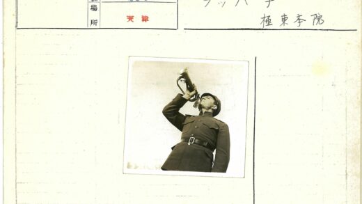 军人户外吹军号晴朗天空.jpg